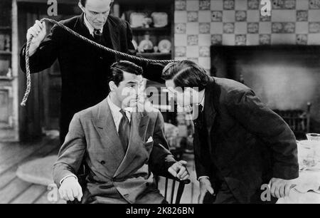 Raymond Massey, Cary Grant, Peter Lorre Film: Arsen Und Alte Spitze (1942) Charaktere: Jonathan Brewster,Mortimer Brewster,Dr. Einstein Regie: Frank Capra 01 March 1944 **WARNUNG** Dieses Foto ist nur für den redaktionellen Gebrauch bestimmt und unterliegt dem Copyright von WARNER BROS und/oder des Fotografen, der von der Film- oder Produktionsfirma beauftragt wurde.Es kann nur durch Publikationen im Zusammenhang mit der Bewerbung des oben genannten Films reproduziert werden. Eine obligatorische Gutschrift an WARNER BROS ist erforderlich. Der Fotograf sollte auch bei Bekanntwerden des Fotos gutgeschrieben werden. Ohne schriftliche Genehmigung des Films kann keine kommerzielle Nutzung gewährt werden Stockfoto