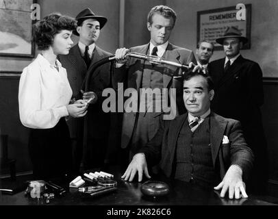 Marsha Hunt & Van Heflin Film Kid Glove Killer (USA 1942) Charaktere: Jane Mitchell & Gordon McKay Regie: Fred Zinnemann 17. April 1942 **WARNUNG** dieses Foto ist nur für redaktionelle Zwecke bestimmt und unterliegt dem Copyright von MGM und/oder dem Fotografen, der von der Film or Production Company zugewiesen wurde. Es kann nur durch Veröffentlichungen in Verbindung mit der Werbung für den oben genannten Film reproduziert werden. Eine obligatorische Gutschrift an MGM ist erforderlich. Der Fotograf sollte ebenfalls angerechnet werden, wenn er bekannt ist. Ohne schriftliche Genehmigung der Film Company kann keine kommerzielle Nutzung gewährt werden. Stockfoto