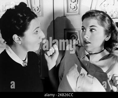 Judith Anderson, Joan Fontaine Film: Rebecca (1949) Charaktere: Mrs. Danvers,die zweite Mrs. De Winter Regie: Alfred Hitchcock 27 March 1940 **WARNUNG** Dieses Foto ist nur für den redaktionellen Gebrauch bestimmt und unterliegt dem Copyright von UNITED ARTISTS und/oder The Photographer, die von der Film oder Production Company beauftragt wurden.Es kann nur von Publikationen im Zusammenhang mit der Bewerbung des oben genannten Films reproduziert werden. Eine obligatorische Gutschrift für UNITED ARTISTS ist erforderlich. Der Fotograf sollte auch bei Bekanntwerden des Fotos gutgeschrieben werden. Ohne schriftliche Genehmigung der Film Company kann keine kommerzielle Nutzung gewährt werden. Stockfoto