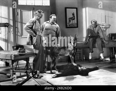 Edward Arnold & Allen Jenkins Film: Eyes In The Night (1941) Charaktere: Duncan 'Mac' Maclain & Marty Regie: Fred Zinnemann 16. Oktober 1942 **WARNUNG** Dieses Foto ist nur für redaktionelle Zwecke bestimmt und unterliegt dem Copyright von MGM und/oder dem von der Film- oder Produktionsfirma beauftragten Fotografen und kann nur durch Publikationen im Zusammenhang mit der Bewerbung des oben genannten Films reproduziert werden. Eine obligatorische Gutschrift an MGM ist erforderlich. Der Fotograf sollte auch bei Bekanntwerden des Fotos gutgeschrieben werden. Ohne schriftliche Genehmigung der Film Company kann keine kommerzielle Nutzung gewährt werden. Stockfoto