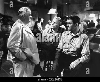 Sydney Greenstreet, Spencer Tracy, James Stewart Film: Malaya (1944) Charaktere: The Dutchman,Carnaghan,John Royer 01 April 1949 **WARNUNG** Dieses Foto ist nur für den redaktionellen Gebrauch bestimmt und unterliegt dem Copyright von MGM und/oder dem von der Film- oder Produktionsfirma beauftragten Fotografen und kann nur durch Publikationen im Zusammenhang mit der Bewerbung des oben genannten Films reproduziert werden. Eine obligatorische Gutschrift an MGM ist erforderlich. Der Fotograf sollte auch bei Bekanntwerden des Fotos gutgeschrieben werden. Ohne schriftliche Genehmigung der Film Company kann keine kommerzielle Nutzung gewährt werden. Stockfoto