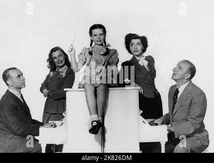 Jose Iturbi, June Allyson, Margaret O'Brien, Marsha Hunt & Jimmy Durante Film: Music for Millions (USA 1944) Charaktere: ,Barbara Ainsworth,,Rosalind,Andrews Regie: Henry Koster 18 December 1944 **WARNUNG** Dieses Foto ist nur für redaktionelle Zwecke bestimmt und unterliegt dem Copyright von MGM und/oder dem Fotografen, der von der Film- oder Produktionsfirma beauftragt wurde, und kann nur durch Publikationen im Zusammenhang mit der Bewerbung des oben genannten Films reproduziert werden. Eine obligatorische Gutschrift an MGM ist erforderlich. Der Fotograf sollte auch bei Bekanntwerden des Fotos gutgeschrieben werden. Ohne schriftliche Genehmigung kann keine kommerzielle Nutzung gewährt werden Stockfoto