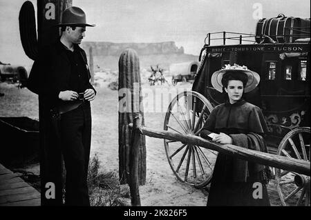 Henry Fonda & Linda Darnell Film: My Darling Clementine (USA 1946) Charaktere: Wyatt Earp & Chihuahua / Titel auch: 'Tombstone' / Literaturverfilmung (nach dem Buch von Stuart N. Lake) Regie: John Ford 16 October 1946 **WARNUNG** Dieses Foto ist nur für redaktionelle Verwendung bestimmt und unterliegt dem Copyright von 20. CENTURY FOX und/oder des Fotografen, der von der Film- oder Produktionsfirma beauftragt wurde und kann nur durch Publikationen im Zusammenhang mit der Bewerbung des oben genannten Films reproduziert werden. Eine obligatorische Gutschrift an 20. CENTURY FOX ist erforderlich. Der Fotograf sollte auch bei Bekanntwerden des Fotos gutgeschrieben werden. Keine Kommunikation Stockfoto