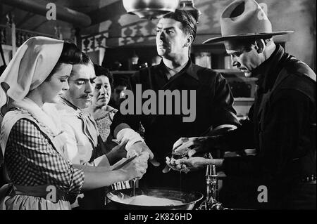 Cathy Downs, Louis Mercier, Victor Mature & Henry Fonda Film: My Darling Clementine (USA 1946) Charaktere: Clementine Carter,Francois, The Chef (unckreditiert),Dr. John 'Doc' Holliday & Wyatt Earp / Titel auch: 'Tombstone' / Literaturverfilmung (nach dem Buch von Stuart N. Lake) Regie: John Ford 16 October 1946 **WARNUNG** Dieses Foto ist nur für redaktionelle Verwendung bestimmt und unterliegt dem Copyright von 20. CENTURY FOX und/oder des Fotografen, der von der Film- oder Produktionsfirma beauftragt wurde und kann nur durch Publikationen im Zusammenhang mit der Bewerbung des oben genannten Films reproduziert werden. Eine obligatorische Gutschrift an Stockfoto