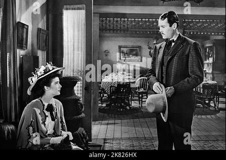 Cathy Downs & Henry Fonda Film: My Darling Clementine (USA 1946) Charaktere: Clementine Carter & Wyatt Earp / Titel auch: 'Tombstone' / Literaturverfilmung (nach dem Buch von Stuart N. Lake) Regie: John Ford 16 October 1946 **WARNUNG** Dieses Foto ist nur für redaktionelle Verwendung bestimmt und unterliegt dem Copyright von 20. CENTURY FOX und/oder des Fotografen, der von der Film- oder Produktionsfirma beauftragt wurde und kann nur durch Publikationen im Zusammenhang mit der Bewerbung des oben genannten Films reproduziert werden. Eine obligatorische Gutschrift an 20. CENTURY FOX ist erforderlich. Der Fotograf sollte auch bei Bekanntwerden des Fotos gutgeschrieben werden. Nein Stockfoto