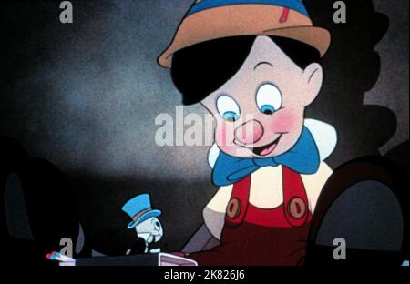 Jiminy Cricket & Pinocchio Film: Pinocchio (USA 1940) Charaktere: Jiminy Cricket & Pinocchio Regie: Hamilton Luske, Ben Shapsteen 07 February 1940 **WARNUNG** Dieses Foto ist nur für den redaktionellen Gebrauch bestimmt und unterliegt dem Copyright von DISNEY und/oder dem von der Film- oder Produktionsfirma beauftragten Fotografen.Es kann nur durch Publikationen im Zusammenhang mit der Bewerbung des oben genannten Films reproduziert werden. Eine obligatorische Gutschrift an DISNEY ist erforderlich. Der Fotograf sollte auch bei Bekanntwerden des Fotos gutgeschrieben werden. Ohne schriftliche Genehmigung der Film Company kann keine kommerzielle Nutzung gewährt werden. Stockfoto