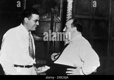 David O. Selznick & Alfred Hitchcock Film Rebecca (1941) Charaktere: & Man Outside Phone Booth (unkreditiert) Regie: Alfred Hitchcock 27. März 1940 **WARNUNG** dieses Foto ist nur für redaktionelle Zwecke bestimmt und unterliegt dem Copyright der UNITED ARTISTS und/oder des Fotografen, der von der Film or Production Company zugewiesen wurde. Eine obligatorische Gutschrift für UNITED ARTISTS ist erforderlich. Der Fotograf sollte ebenfalls angerechnet werden, wenn er bekannt ist. Ohne schriftliche Genehmigung der Film Company kann keine kommerzielle Nutzung gewährt werden. Stockfoto