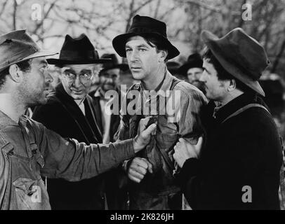 Gary Cooper Film Sergeant York (1941) Charaktere: Alvin C. York Regie: Howard Hawks 02. Juli 1941 **WARNUNG** dieses Foto ist nur für redaktionelle Zwecke bestimmt und unterliegt dem Urheberrecht von WARNER BROS und/oder dem Fotografen, der von der Film or Production Company beauftragt wurde. Eine obligatorische Gutschrift für WARNER BROS ist erforderlich. Der Fotograf sollte ebenfalls angerechnet werden, wenn er bekannt ist. Ohne schriftliche Genehmigung der Film Company kann keine kommerzielle Nutzung gewährt werden. Stockfoto