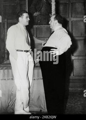 David O. Selznick & Alfred Hitchcock Film Rebecca (1940) Charaktere: & Man Outside Phone Booth (unkreditiert) Regie: Alfred Hitchcock 27. März 1940 **WARNUNG** dieses Foto ist nur für redaktionelle Zwecke bestimmt und unterliegt dem Copyright der UNITED ARTISTS und/oder des Fotografen, der von der Film or Production Company zugewiesen wurde. Eine obligatorische Gutschrift für UNITED ARTISTS ist erforderlich. Der Fotograf sollte ebenfalls angerechnet werden, wenn er bekannt ist. Ohne schriftliche Genehmigung der Film Company kann keine kommerzielle Nutzung gewährt werden. Stockfoto