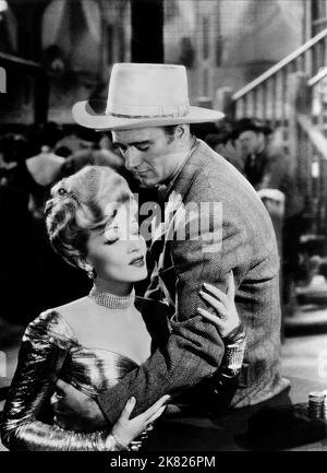 Marlene Dietrich & John Wayne Film: The Spoilers (1948) Charaktere: Cherry Malotte & Roy Glennister Regie: Ray Enright 08 May 1942 **WARNUNG** Dieses Foto ist nur für redaktionelle Zwecke bestimmt und unterliegt dem Copyright von UNIVERSAL und/oder dem Fotografen, der von der Film- oder Produktionsfirma beauftragt wurde und darf nur von Publikationen im Zusammenhang mit der Bewerbung des oben genannten Films reproduziert werden. Eine obligatorische Gutschrift an UNIVERSAL ist erforderlich. Der Fotograf sollte auch bei Bekanntwerden des Fotos gutgeschrieben werden. Ohne schriftliche Genehmigung der Film Company kann keine kommerzielle Nutzung gewährt werden. Stockfoto