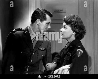 Cary Grant & Ann Sheridan Film: I Was A Male war Bride (USA 1949) Charaktere: Capt. Henri Rochard & LT. Catherine Gates Regie: Howard Hawks 09 August 1949 **WARNUNG** Dieses Foto ist nur für redaktionelle Verwendung bestimmt und unterliegt dem Copyright von 20. CENTURY FOX und/oder des Fotografen, die von der Film- oder Produktionsfirma beauftragt wurden.Es kann nur von Publikationen im Zusammenhang mit der Bewerbung des oben genannten Films reproduziert werden. Eine obligatorische Gutschrift an 20. CENTURY FOX ist erforderlich. Der Fotograf sollte auch bei Bekanntwerden des Fotos gutgeschrieben werden. Ohne schriftliche Genehmigung der Film Com kann keine kommerzielle Nutzung gewährt werden Stockfoto