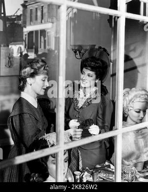 Ruth Clifford & Merle Oberon Film: The Lodger (1940) Charaktere: Friseur (nicht im Preis enthalten) & Kitty Langley Regie: John Brahm 19 January 1944 **WARNUNG** Dieses Foto ist nur für den redaktionellen Gebrauch bestimmt und unterliegt dem Copyright von 20 CENTURY FOX und/oder des Fotografen, der von der Film- oder Produktionsfirma beauftragt wurde und darf nur von Publikationen im Zusammenhang mit der Bewerbung des oben genannten Films reproduziert werden. Eine obligatorische Gutschrift an 20 CENTURY FOX ist erforderlich. Der Fotograf sollte auch bei Bekanntwerden des Fotos gutgeschrieben werden. Ohne schriftliche Genehmigung der Film Company kann keine kommerzielle Nutzung gewährt werden. Stockfoto