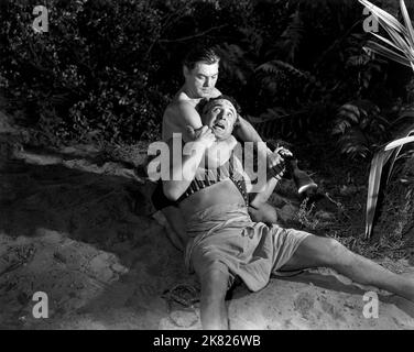 Johnny Weissmuller Film: Tarzan and the Huntress (USA 1947) Charaktere: Tarzan Regie: Kurt Neumann 05. April 1947 **WARNUNG** Dieses Foto ist nur für redaktionelle Zwecke bestimmt und unterliegt dem Copyright von RKO und/oder des Fotografen, der von der Film- oder Produktionsfirma beauftragt wurde und darf nur durch Publikationen im Zusammenhang mit der Bewerbung des oben genannten Films reproduziert werden. Eine obligatorische Gutschrift an RKO ist erforderlich. Der Fotograf sollte auch bei Bekanntwerden des Fotos gutgeschrieben werden. Ohne schriftliche Genehmigung der Film Company kann keine kommerzielle Nutzung gewährt werden. Stockfoto