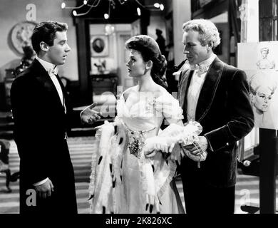 Peter Lawford, Donna Reed, Lowell Gilmore Film: The Picture of Dorian Gray (USA 1945) Charaktere: David Stone,Gladys Hallward,Basil Hallward / Literaturverfilmung (nach dem Buch von Oscar Wilde) Regie: Albert Lewin 01 March 1945 **WARNUNG** Dieses Foto ist nur für redaktionelle Zwecke bestimmt und unterliegt dem Copyright von MGM und/oder dem Fotografen, der von der Film- oder Produktionsfirma beauftragt wurde, und kann nur durch Publikationen im Zusammenhang mit der Bewerbung des oben genannten Films reproduziert werden. Eine obligatorische Gutschrift an MGM ist erforderlich. Der Fotograf sollte auch bei Bekanntwerden des Fotos gutgeschrieben werden. Eine kommerzielle Nutzung ist nicht möglich Stockfoto