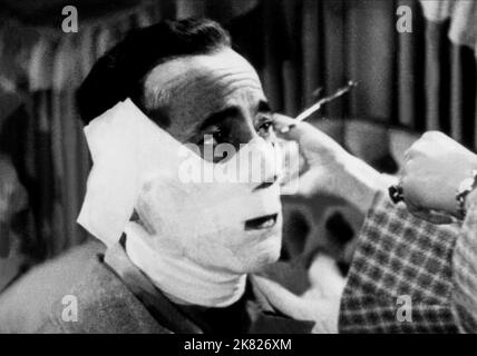 Humphrey Bogart Film Dark Passage (USA 1947) Charaktere: Vincent Parry Titel auch: 'Das unbekannte Gesicht' Regie: Delmer Daves 05 September 1947 **WARNUNG** dieses Foto ist nur für redaktionelle Zwecke bestimmt und ist urheberrechtlich geschützt von WARNER BROS. Und/oder dem von der Film- oder Produktionsgesellschaft beauftragten Fotografen und dürfen nur durch Veröffentlichungen in Verbindung mit der Werbung für den oben genannten Film reproduziert werden. Eine obligatorische Gutschrift an WARNER BROS. Ist erforderlich. Der Fotograf sollte ebenfalls angerechnet werden, wenn er bekannt ist. Ohne schriftliche Genehmigung der Film Company kann keine kommerzielle Nutzung gewährt werden. Stockfoto