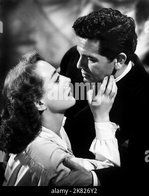 Joan Crawford & John Garfield Film: Humoresque (1948) Charaktere: Mrs. Helen Wright & Paul Boray Regie: Jean Negulesco 25 December 1946 **WARNUNG** Dieses Foto ist nur für redaktionelle Zwecke bestimmt und unterliegt dem Copyright von WARNER BROS und/oder des Fotografen, der von der Film- oder Produktionsfirma beauftragt wurde, und kann nur durch Publikationen im Zusammenhang mit der Bewerbung des oben genannten Films reproduziert werden. Eine obligatorische Gutschrift an WARNER BROS ist erforderlich. Der Fotograf sollte auch bei Bekanntwerden des Fotos gutgeschrieben werden. Ohne schriftliche Genehmigung der Film Company kann keine kommerzielle Nutzung gewährt werden. Stockfoto