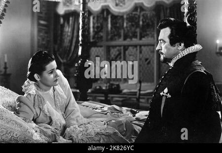 Brenda Marshall & Claude Rains Film The Sea Hawk (1941) Charaktere: Dona Maria & Don Jose Alvarez de Cordoba Regie: Michael Curtiz 01. Juli 1940 **WARNUNG** dieses Foto ist nur für redaktionelle Zwecke bestimmt und ist urheberrechtlich geschützt von WARNER BROS und/oder dem von der Film- oder Produktionsgesellschaft beauftragten Fotografen und kann nur durch Veröffentlichungen in Verbindung mit der Werbung für den obigen Film reproduziert werden. Eine obligatorische Gutschrift für WARNER BROS ist erforderlich. Der Fotograf sollte ebenfalls angerechnet werden, wenn er bekannt ist. Ohne schriftliche Genehmigung der Film Company kann keine kommerzielle Nutzung gewährt werden. Stockfoto
