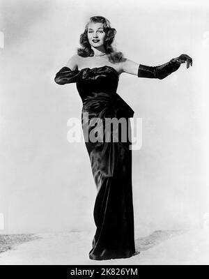 Rita Hayworth Film: Gilda (USA 1946) Charaktere: Gilda Mundson Farrell Regie: Charles Vidor 14 March 1946 **WARNUNG** Dieses Foto ist nur für redaktionelle Zwecke bestimmt und unterliegt dem Copyright von COLUMBIA PICTURES und/oder des Fotografen, der von der Film- oder Produktionsfirma beauftragt wurde und darf nur von Publikationen im Zusammenhang mit der Bewerbung des oben genannten Films reproduziert werden. Eine obligatorische Gutschrift für COLUMBIA PICTURES ist erforderlich. Der Fotograf sollte auch bei Bekanntwerden des Fotos gutgeschrieben werden. Ohne schriftliche Genehmigung der Film Company kann keine kommerzielle Nutzung gewährt werden. Stockfoto