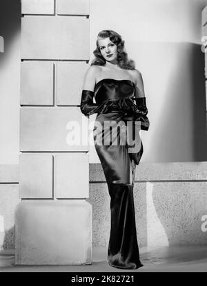 Rita Hayworth Film: Gilda (USA 1946) Charaktere: Gilda Mundson Farrell Regie: Charles Vidor 14 March 1946 **WARNUNG** Dieses Foto ist nur für redaktionelle Zwecke bestimmt und unterliegt dem Copyright von COLUMBIA PICTURES und/oder des Fotografen, der von der Film- oder Produktionsfirma beauftragt wurde und darf nur von Publikationen im Zusammenhang mit der Bewerbung des oben genannten Films reproduziert werden. Eine obligatorische Gutschrift für COLUMBIA PICTURES ist erforderlich. Der Fotograf sollte auch bei Bekanntwerden des Fotos gutgeschrieben werden. Ohne schriftliche Genehmigung der Film Company kann keine kommerzielle Nutzung gewährt werden. Stockfoto