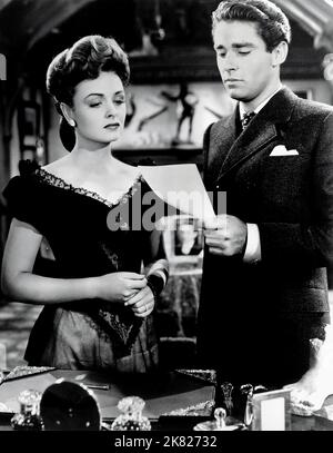 Donna Reed & Peter Lawford Film: The Picture of Dorian Gray (USA 1945) Charaktere: Gladys Hallward & David Stone / Literaturverfilmung (nach dem Buch von Oscar Wilde) Regie: Albert Lewin 01 March 1945 **WARNUNG** Dieses Foto ist nur für redaktionelle Zwecke bestimmt und unterliegt dem Copyright von MGM und/oder dem Fotografen, der von der Film- oder Produktionsfirma beauftragt wurde, und kann nur durch Publikationen im Zusammenhang mit der Bewerbung des oben genannten Films reproduziert werden. Eine obligatorische Gutschrift an MGM ist erforderlich. Der Fotograf sollte auch bei Bekanntwerden des Fotos gutgeschrieben werden. Ohne schriftliche Genehmigung kann keine kommerzielle Nutzung gewährt werden Stockfoto