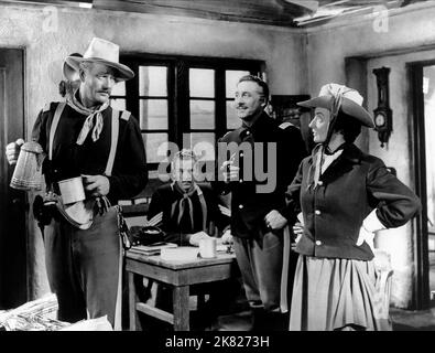 John Wayne Film: Fort Apache (USA 1948) Charaktere: Capt. Kirby York Regie: John Ford 09 March 1948 **WARNUNG** Dieses Foto ist nur für redaktionelle Zwecke bestimmt und unterliegt dem Copyright von RKO und/oder des Fotografen, der von der Film- oder Produktionsfirma beauftragt wurde, und kann nur von Publikationen im Zusammenhang mit der Bewerbung des oben genannten Films reproduziert werden. Eine obligatorische Gutschrift an RKO ist erforderlich. Der Fotograf sollte auch bei Bekanntwerden des Fotos gutgeschrieben werden. Ohne schriftliche Genehmigung der Film Company kann keine kommerzielle Nutzung gewährt werden. Stockfoto