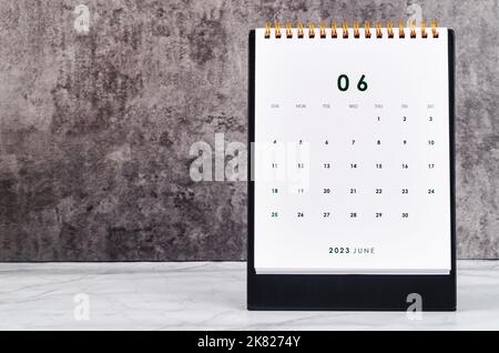 Juni 2023 Monatlicher Tischkalender für 2023 Jahre auf dem Tisch. Stockfoto