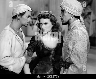 Douglas Fairbanks Jnr, Maureen O'Hara & Anthony Quinn Film: Sinbad the Sailor; Sinbad, the Sailor (USA 1947) Charaktere: ,,Emir / Woman Between Two Men Regie: Richard Wallace 13 January 1947 **WARNUNG** Dieses Foto ist nur für redaktionelle Zwecke bestimmt und unterliegt dem Copyright von RKO und/oder dem von der Film- oder Produktionsfirma beauftragten Fotografen und kann nur von Publikationen im Zusammenhang mit der Bewerbung des oben genannten Films reproduziert werden. Eine obligatorische Gutschrift an RKO ist erforderlich. Der Fotograf sollte auch bei Bekanntwerden des Fotos gutgeschrieben werden. Eine kommerzielle Nutzung kann ohne schriftliche Genehmigung von Th Stockfoto