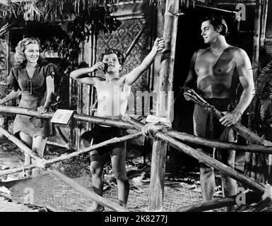 Brenda Joyce, Johnny Sheffield & Johnny Weissmuller Film: Tarzan and the Amazons (USA 1945) Charaktere: Jane,Boy & Tarzan Regie: Kurt Neumann 29. April 1945 **WARNUNG** Dieses Foto ist nur für redaktionelle Zwecke bestimmt und unterliegt dem Copyright von RKO und/oder des Fotografen, der von der Film- oder Produktionsfirma beauftragt wurde und darf nur durch Publikationen im Zusammenhang mit der Bewerbung des oben genannten Films reproduziert werden. Eine obligatorische Gutschrift an RKO ist erforderlich. Der Fotograf sollte auch bei Bekanntwerden des Fotos gutgeschrieben werden. Ohne schriftliche Genehmigung der Film Company kann keine kommerzielle Nutzung gewährt werden. Stockfoto