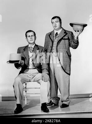 Bud Abbott & Lou Costello Film: The Naughty Nineties (1941) Charaktere: Dexter Broadhurst & Sebastian Dinwiddle 20 June 1945 **WARNUNG** Dieses Foto ist nur für den redaktionellen Gebrauch bestimmt und unterliegt dem Copyright von UNIVERSAL und/oder des Fotografen, der von der Film- oder Produktionsfirma beauftragt wurde und darf nur durch Publikationen im Zusammenhang mit der Bewerbung des oben genannten Films reproduziert werden. Eine obligatorische Gutschrift an UNIVERSAL ist erforderlich. Der Fotograf sollte auch bei Bekanntwerden des Fotos gutgeschrieben werden. Ohne schriftliche Genehmigung der Film Company kann keine kommerzielle Nutzung gewährt werden. Stockfoto