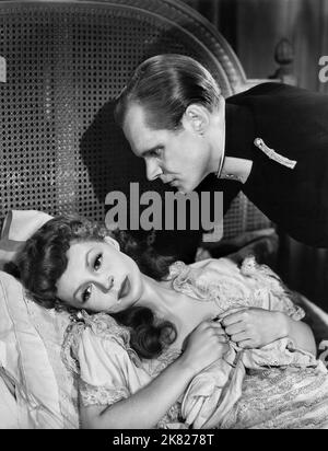 Lilli Palmer & Albert Lieven Film: Vorsicht Vor Mitleid (1942) Charaktere: Baroness Edith de Kekesfalva & LT. Anton Marek 22 July 1946 **WARNUNG** Dieses Foto ist nur für redaktionelle Verwendung bestimmt und unterliegt dem Copyright von RANK und/oder des Fotografen, der von der Film- oder Produktionsfirma beauftragt wurde, und kann nur durch Publikationen im Zusammenhang mit der Promotion des oben genannten reproduziert werden Film. Eine obligatorische Gutschrift für RANG ist erforderlich. Der Fotograf sollte auch bei Bekanntwerden des Fotos gutgeschrieben werden. Ohne schriftliche Genehmigung der Film Company kann keine kommerzielle Nutzung gewährt werden. Stockfoto