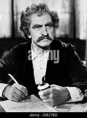 Fredric March Film: Die Abenteuer Von Mark Twain (1949) Charaktere: Samuel Langhorne Clemens (Mark Twain) 03 May 1944 **WARNUNG** Dieses Foto ist nur für redaktionelle Verwendung bestimmt und unterliegt dem Copyright von WARNER BROS und/oder des Fotografen, der von der Film- oder Produktionsfirma beauftragt wurde, und kann nur durch Publikationen im Zusammenhang mit der Bewerbung des oben genannten Films reproduziert werden. Eine obligatorische Gutschrift an WARNER BROS ist erforderlich. Der Fotograf sollte auch bei Bekanntwerden des Fotos gutgeschrieben werden. Ohne schriftliche Genehmigung der Film Company kann keine kommerzielle Nutzung gewährt werden. Stockfoto