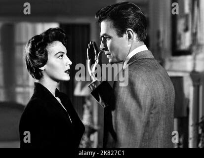 AVA Gardner & James Mason Film: East Side, West Side (USA 1949) Regie: Mervyn Leroy 22 December 1949 **WARNUNG** Dieses Foto ist nur für den redaktionellen Gebrauch bestimmt und unterliegt dem Copyright von MGM und/oder dem Fotografen, der von der Film- oder Produktionsfirma beauftragt wurde, und kann nur von Publikationen im Zusammenhang mit der Bewerbung des oben genannten Films reproduziert werden. Eine obligatorische Gutschrift an MGM ist erforderlich. Der Fotograf sollte auch bei Bekanntwerden des Fotos gutgeschrieben werden. Ohne schriftliche Genehmigung der Film Company kann keine kommerzielle Nutzung gewährt werden. Stockfoto