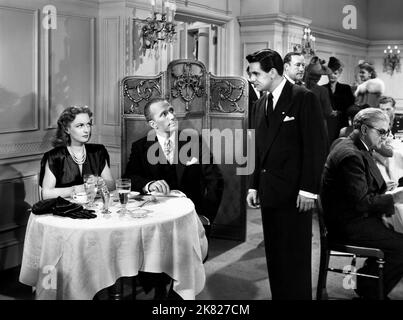 Geraldine Fitzgerald, Unknown, & John Garfield Film: Nobody Lives Forever (1941) Charaktere: Gladys Halvorsen, & Nick Blake Regie: Jean Negulesco 01. November 1946 **WARNUNG** Dieses Foto ist nur für redaktionelle Zwecke bestimmt und unterliegt dem Copyright von WARNER BROS und/oder des Fotografen, der von der Film- oder Produktionsfirma beauftragt wurde, und kann nur durch Publikationen im Zusammenhang mit der Bewerbung des oben genannten Films reproduziert werden. Eine obligatorische Gutschrift an WARNER BROS ist erforderlich. Der Fotograf sollte auch bei Bekanntwerden des Fotos gutgeschrieben werden. Ohne schriftliche Genehmigung des Film Comp kann keine kommerzielle Nutzung gewährt werden Stockfoto