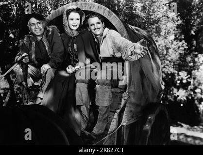 J. Carrol Naish, Ruth Warrick & Douglas Fairbanks Jnr. Film: Die Korsischen Brüder (1944) Charaktere: Lorenzo,Gräfin Isabelle Gravini & Regie: Gregory Ratoff 28. November 1941 **WARNUNG** Dieses Foto ist nur für redaktionelle Verwendung bestimmt und unterliegt dem Copyright von UNITED ARTISTS und/oder dem von der Film- oder Produktionsgesellschaft beauftragten Fotografen.Es kann nur von Publikationen im Zusammenhang mit der Bewerbung des oben genannten Films reproduziert werden. Eine obligatorische Gutschrift für UNITED ARTISTS ist erforderlich. Der Fotograf sollte auch bei Bekanntwerden des Fotos gutgeschrieben werden. Ohne schriftliche Genehmigung kann keine kommerzielle Nutzung gewährt werden Stockfoto