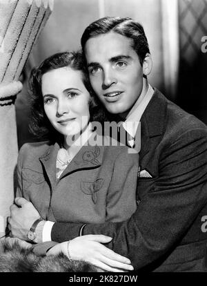 Teresa Wright & Richard Ney Film: Mrs. Miniver (1942) Charaktere: Carol Beldon & Vin Miniver Regie: William Wyler 04 June 1942 **WARNUNG** Dieses Foto ist nur für redaktionelle Zwecke bestimmt und unterliegt dem Copyright von MGM und/oder dem Fotografen, der von der Film- oder Produktionsfirma beauftragt wurde, und kann nur durch Publikationen im Zusammenhang mit der Bewerbung des oben genannten Films reproduziert werden. Eine obligatorische Gutschrift an MGM ist erforderlich. Der Fotograf sollte auch bei Bekanntwerden des Fotos gutgeschrieben werden. Ohne schriftliche Genehmigung der Film Company kann keine kommerzielle Nutzung gewährt werden. Stockfoto