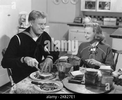 Van Johnson & June Allyson Film Two Girls and A Sailor (USA 1944) Charaktere: John Dyckman Brown III & Patsy Deyo Regie: Richard Thorpe 27. April 1944 **WARNUNG** dieses Foto ist nur für redaktionelle Zwecke bestimmt und unterliegt dem Copyright von MGM und/oder dem Fotografen, der von der Film or Production Company zugewiesen wurde. Es kann nur durch Veröffentlichungen in Verbindung mit der Werbung für den oben genannten Film reproduziert werden. Eine obligatorische Gutschrift an MGM ist erforderlich. Der Fotograf sollte ebenfalls angerechnet werden, wenn er bekannt ist. Ohne schriftliche Genehmigung der Film Company kann keine kommerzielle Nutzung gewährt werden. Stockfoto