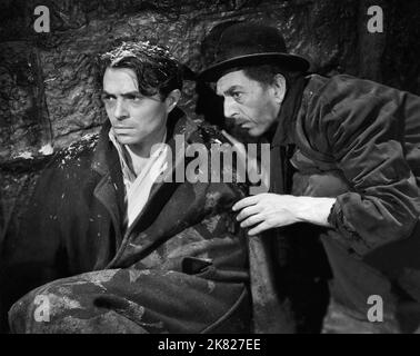 James Mason & F.J. McCormick Film: Odd man Out (1947) Charaktere: Johnny McQueen & Shell Regie: Carol Reed 23 April 1947 **WARNUNG** Dieses Foto ist nur für den redaktionellen Gebrauch bestimmt und unterliegt dem Copyright zweier STÄDTE und/oder des Fotografen, der von der Film- oder Produktionsfirma beauftragt wurde, und kann nur durch Publikationen im Zusammenhang mit der Bewerbung des oben genannten Films reproduziert werden. Eine obligatorische Gutschrift für ZWEI STÄDTE ist erforderlich. Der Fotograf sollte auch bei Bekanntwerden des Fotos gutgeschrieben werden. Ohne schriftliche Genehmigung der Film Company kann keine kommerzielle Nutzung gewährt werden. Stockfoto