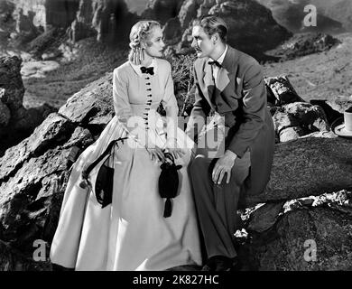 Miriam Hopkins & Errol Flynn Film: Virginia City (USA 1940) Charaktere: Julia Hayne & Captain Kerry Bradford Regie: Michael Curtiz 16 March 1940 **WARNUNG** Dieses Foto ist nur für redaktionelle Zwecke bestimmt und unterliegt dem Copyright von WARNER BROS. Und/oder des Fotografen, der von der Film- oder Produktionsfirma beauftragt wurde und nur durch Publikationen im Zusammenhang mit der Bewerbung des oben genannten Films reproduziert werden kann. Eine obligatorische Gutschrift an WARNER BROS. Ist erforderlich. Der Fotograf sollte auch bei Bekanntwerden des Fotos gutgeschrieben werden. Ohne schriftliche Genehmigung der Film Company kann keine kommerzielle Nutzung gewährt werden. Stockfoto