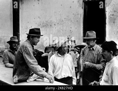 Humphrey Bogart & Walter Huston Film: Der Schatz der Sierra Madre (USA 1948) Charaktere: Fred C. Dobbs & Howard, / Literaturverfilmung (nach dem Buch von B. Traven) Regie: John Huston 15 January 1948 **WARNUNG** Dieses Foto ist nur für redaktionelle Zwecke bestimmt und unterliegt dem Copyright von WARNER BROS. Und/oder des Fotografen, der von der Film- oder Produktionsfirma beauftragt wurde und nur durch Publikationen im Zusammenhang mit der Bewerbung des oben genannten Films reproduziert werden kann. Eine obligatorische Gutschrift an WARNER BROS. Ist erforderlich. Der Fotograf sollte auch bei Bekanntwerden des Fotos gutgeschrieben werden. Keine kommerzielle Nutzung kann grante sein Stockfoto