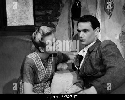 Ingetraud Hinze Film: Deutschland Year Zero; Germania Anno Zero (1948) Charaktere: Eva (als Ingetraud Hinz) Regie: Roberto Rossellini 01. Dezember 1948 **WARNUNG** Dieses Foto ist nur für redaktionelle Zwecke bestimmt und unterliegt dem Copyright von MACMILLAN FILMS INC. Und/oder des Fotografen, der von der Film- oder Produktionsfirma beauftragt wurde und darf nur durch Publikationen im Zusammenhang mit der Bewerbung des oben genannten Films reproduziert werden. Eine obligatorische Gutschrift an MACMILLAN FILMS INC. Ist erforderlich. Der Fotograf sollte auch bei Bekanntwerden des Fotos gutgeschrieben werden. Ohne schriftliche Genehmigung des Film Comp kann keine kommerzielle Nutzung gewährt werden Stockfoto