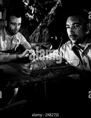 John Wayne & Anthony Quinn Film: Back to Bataan (USA 1945) Charaktere: Col. Joseph Madden & Capt. Andres Bonifacio Regie: Edward Dmytryk 31 May 1945 **WARNUNG** Dieses Foto ist nur für den redaktionellen Gebrauch bestimmt und unterliegt dem Copyright von RKO-BILDERN und/oder dem Fotografen, der von der Film- oder Produktionsfirma beauftragt wurde.Es kann nur von Publikationen im Zusammenhang mit der Bewerbung des oben genannten Films reproduziert werden. Eine obligatorische Gutschrift für RKO-BILDER ist erforderlich. Der Fotograf sollte auch bei Bekanntwerden des Fotos gutgeschrieben werden. Ohne schriftliche Genehmigung der Film Company kann keine kommerzielle Nutzung gewährt werden. Stockfoto