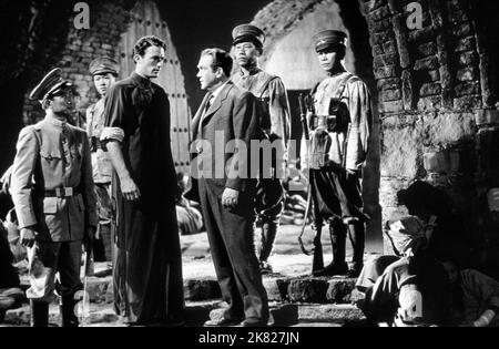 Gregory Peck & Thomas Mitchell Film: The Keys Of The Kingdom (1940) Charaktere: Father Francis Chisholm & Willie Tulloch Regie: John M. Stahl 15 December 1944 **WARNUNG** Dieses Foto ist nur für redaktionelle Verwendung bestimmt und unterliegt dem Copyright von 20. CENTURY FOX und/oder des Fotografen, der von der Film- oder Produktionsfirma beauftragt wurde und darf nur durch Publikationen im Zusammenhang mit der Bewerbung des oben genannten Films reproduziert werden. Eine obligatorische Gutschrift an 20. CENTURY FOX ist erforderlich. Der Fotograf sollte auch bei Bekanntwerden des Fotos gutgeschrieben werden. Ohne schriftliche Genehmigung des Films kann keine kommerzielle Nutzung gewährt werden Stockfoto