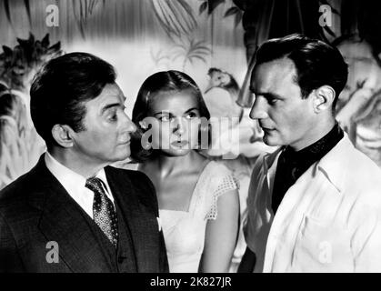 Claude Rains, Ann Todd & Trevor Howard Film: The Passionate Friends (1947) Charaktere: Howard Justin,Mary Justin & Prof. Steven Stratton Regie: David Lean 17 May 1949 **WARNUNG** Dieses Foto ist nur für redaktionelle Zwecke bestimmt und unterliegt dem Copyright von CINEGUILD und/oder dem Fotografen, der von der Film- oder Produktionsfirma beauftragt wurde.Es kann nur von Publikationen im Zusammenhang mit der Bewerbung des oben genannten Films reproduziert werden. Eine obligatorische Gutschrift an CINEGUILD ist erforderlich. Der Fotograf sollte auch bei Bekanntwerden des Fotos gutgeschrieben werden. Ohne schriftliche Genehmigung der Film Compa kann keine kommerzielle Nutzung gewährt werden Stockfoto