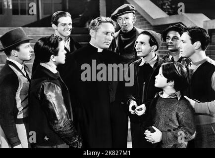 Spencer Tracy Film Men of Boys Town (1940) Charaktere: Vater Flanagan Regie: Norman Taurog 10. April 1941 **WARNUNG** dieses Foto ist nur für redaktionelle Zwecke bestimmt und unterliegt dem Urheberrecht von MGM und/oder dem Fotografen, der von der Film- oder Produktionsgesellschaft beauftragt wurde. Eine obligatorische Gutschrift an MGM ist erforderlich. Der Fotograf sollte ebenfalls angerechnet werden, wenn er bekannt ist. Ohne schriftliche Genehmigung der Film Company kann keine kommerzielle Nutzung gewährt werden. Stockfoto