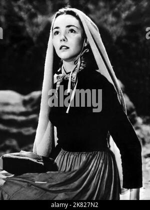 Jennifer Jones Film: The Song Of Bernadette (1943) Regie: Henry King 21 December 1943 **WARNUNG** Dieses Foto ist nur für den redaktionellen Gebrauch bestimmt und unterliegt dem Copyright von 20 CENTURY FOX und/oder des Fotografen, der von der Film- oder Produktionsfirma beauftragt wurde, und kann nur durch Publikationen im Zusammenhang mit der Bewerbung des oben genannten Films reproduziert werden. Eine obligatorische Gutschrift an 20 CENTURY FOX ist erforderlich. Der Fotograf sollte auch bei Bekanntwerden des Fotos gutgeschrieben werden. Ohne schriftliche Genehmigung der Film Company kann keine kommerzielle Nutzung gewährt werden. Stockfoto