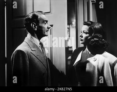 Clifton Webb & Gene Tierney Film: Laura (USA 1944) Charaktere: Waldo Lydecker & Laura Hunt / Literaturverfilmung (nach dem Buch von Vera Caspary) Regie: Otto Preminger 11 October 1944 **WARNUNG** Dieses Foto ist nur für redaktionelle Verwendung bestimmt und unterliegt dem Copyright von 20. CENTURY FOX und/oder des Fotografen, der von der Film- oder Produktionsfirma beauftragt wurde und darf nur durch Publikationen im Zusammenhang mit der Bewerbung des oben genannten Films reproduziert werden. Eine obligatorische Gutschrift an 20. CENTURY FOX ist erforderlich. Der Fotograf sollte auch bei Bekanntwerden des Fotos gutgeschrieben werden. Ohne wri kann keine kommerzielle Nutzung gewährt werden Stockfoto