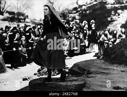 Jennifer Jones Film: The Song Of Bernadette (1943) Regie: Henry King 21 December 1943 **WARNUNG** Dieses Foto ist nur für den redaktionellen Gebrauch bestimmt und unterliegt dem Copyright von 20 CENTURY FOX und/oder des Fotografen, der von der Film- oder Produktionsfirma beauftragt wurde, und kann nur durch Publikationen im Zusammenhang mit der Bewerbung des oben genannten Films reproduziert werden. Eine obligatorische Gutschrift an 20 CENTURY FOX ist erforderlich. Der Fotograf sollte auch bei Bekanntwerden des Fotos gutgeschrieben werden. Ohne schriftliche Genehmigung der Film Company kann keine kommerzielle Nutzung gewährt werden. Stockfoto