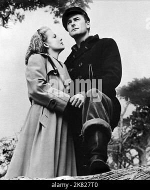 Ann Sheridan & Errol Flynn Film: Edge of Darkness (USA 1943) Charaktere: Karen Stensgard, Gunnar Brogge / Literaturverfilmung (nach dem Buch von William Woods) Regie: Lewis Milestone 09 April 1943 **WARNUNG** Dieses Foto ist nur für den redaktionellen Gebrauch bestimmt und unterliegt dem Copyright von WARNER BROS. Und/oder des Fotografen, der von der Film- oder Produktionsfirma beauftragt wurde und nur durch Publikationen im Zusammenhang mit der Bewerbung des oben genannten Films reproduziert werden kann. Eine obligatorische Gutschrift an WARNER BROS. Ist erforderlich. Der Fotograf sollte auch bei Bekanntwerden des Fotos gutgeschrieben werden. Ohne eine kommerzielle Nutzung kann keine Verwendung gewährt werden Stockfoto