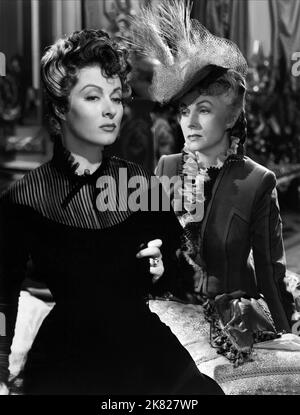 Greer Garson & Agnes Moorehoad Film: Mrs. Parkington (1944) Charaktere: Susie 'Sparrow' Parkington, Baroness Aspasia Conti Regie: Tay Garnett 12 October 1944 **WARNUNG** Dieses Foto ist nur für redaktionelle Zwecke bestimmt und unterliegt dem Copyright von MGM und/oder dem Fotografen, der von der Film- oder Produktionsfirma beauftragt wurde, und kann nur durch Publikationen im Zusammenhang mit der Bewerbung des oben genannten Films reproduziert werden. Eine obligatorische Gutschrift an MGM ist erforderlich. Der Fotograf sollte auch bei Bekanntwerden des Fotos gutgeschrieben werden. Ohne schriftliche Genehmigung der Film Company kann keine kommerzielle Nutzung gewährt werden. Stockfoto