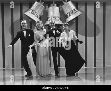 Bing Crosby, Marjorie Reynolds, Fred Astaire & Virginia Dale Film: Holiday Inn; Irving Berlin'S Holiday Inn (USA 1942) Regie: Mark Sandrich 04. August 1942 **WARNUNG** Dieses Foto ist nur für redaktionelle Zwecke bestimmt und unterliegt dem Copyright von PARAMOUNT und/oder des Fotografen, der von der Film- oder Produktionsfirma beauftragt wurde, und kann nur von Publikationen im Zusammenhang mit der Bewerbung des oben genannten Films reproduziert werden. Eine obligatorische Gutschrift an PARAMOUNT ist erforderlich. Der Fotograf sollte auch bei Bekanntwerden des Fotos gutgeschrieben werden. Ohne schriftliche Genehmigung der Film Company kann keine kommerzielle Nutzung gewährt werden. Stockfoto